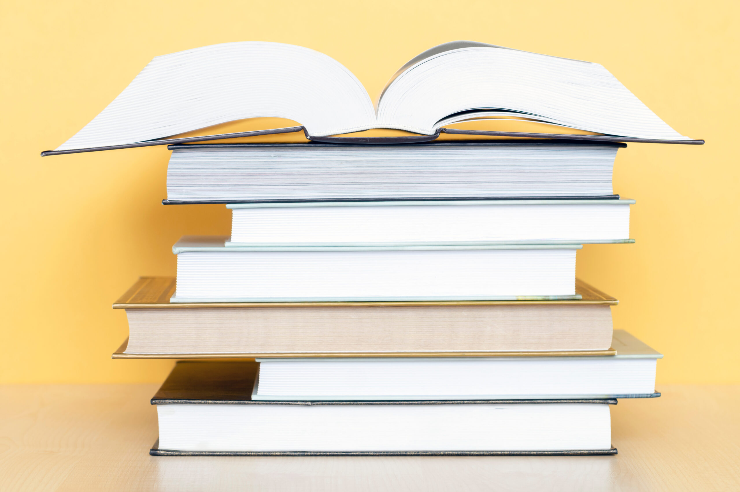 Mehrere Bücher aufeinander gestapelt