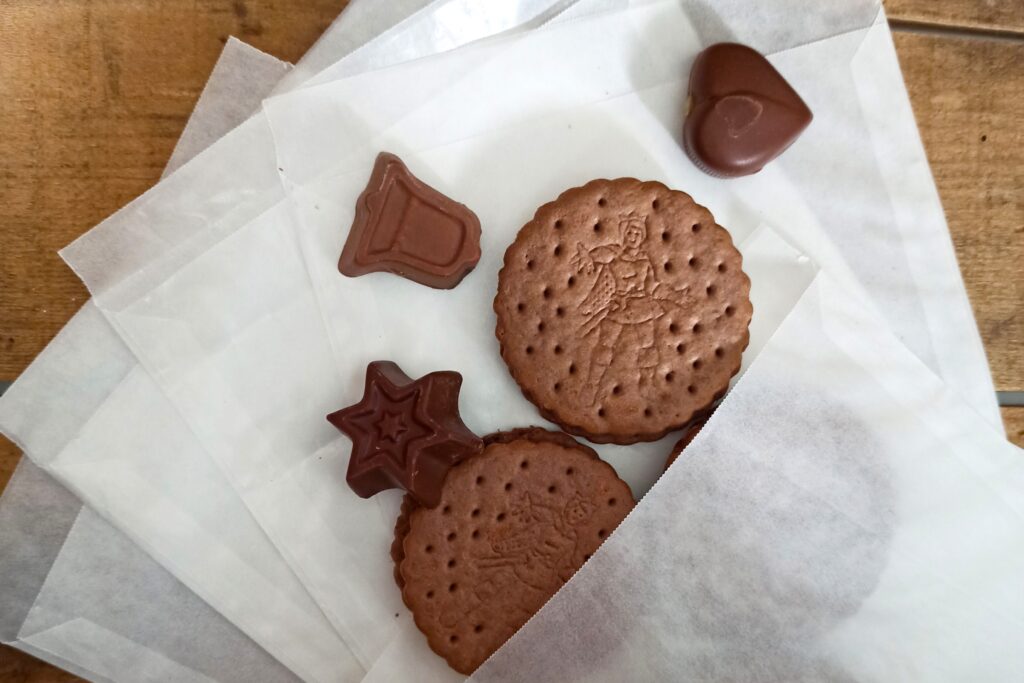 Kekse und Schokolade in Pergamin